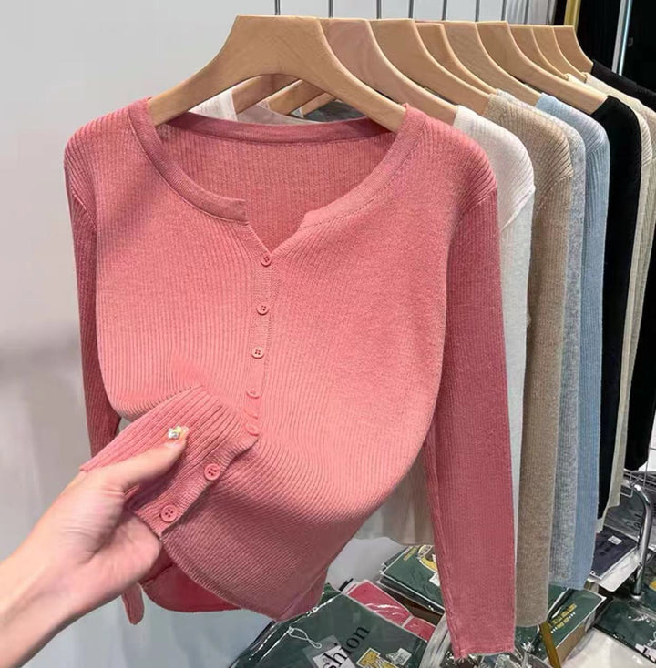 Damer Figurnära Stickad Jacka med Elegant Knäppning och Fin Ribbstruktur Mirla-Eva Jonsson