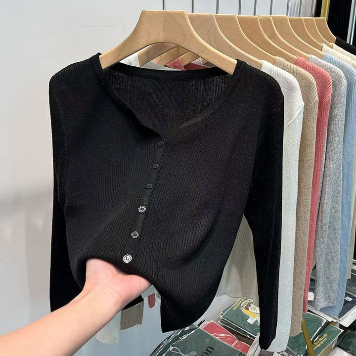 Damer Figurnära Stickad Jacka med Elegant Knäppning och Fin Ribbstruktur Mirla-Eva Jonsson