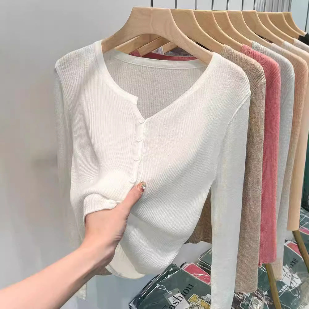 Damer Figurnära Stickad Jacka med Elegant Knäppning och Fin Ribbstruktur Mirla-Eva Jonsson