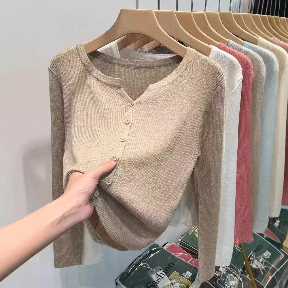 Damer Figurnära Stickad Jacka med Elegant Knäppning och Fin Ribbstruktur Mirla-Eva Jonsson