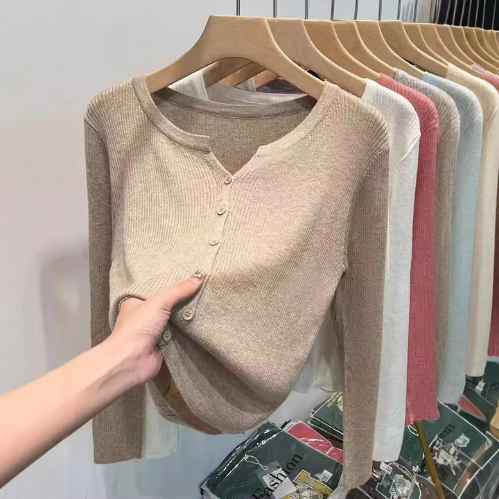 Damer Figurnära Stickad Jacka med Elegant Knäppning och Fin Ribbstruktur Mirla-Eva Jonsson