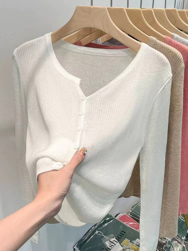 Damer Figurnära Stickad Jacka med Elegant Knäppning och Fin Ribbstruktur Mirla-Eva Jonsson