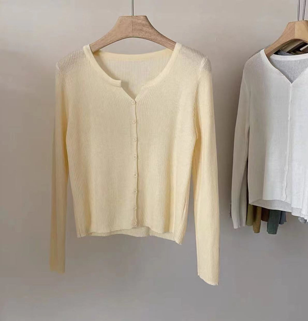 Damer Figurnära Stickad Jacka med Elegant Knäppning och Fin Ribbstruktur Mirla-Eva Jonsson
