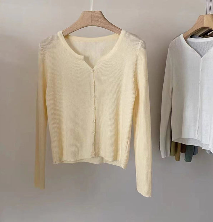 Damer Figurnära Stickad Jacka med Elegant Knäppning och Fin Ribbstruktur Mirla-Eva Jonsson