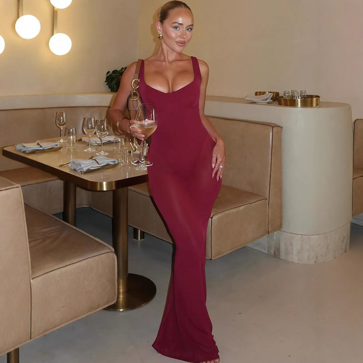 Damer Figursydd Maxiklänning med djup u-ringning och elegant stretchmaterial Mirla-Eva Jonsson