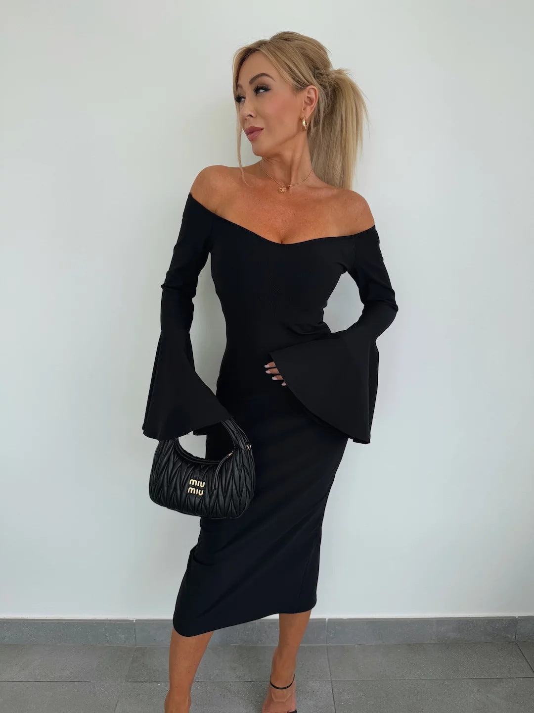 Damer Figursydda Omklädningsklänning med axelbar design och vida ärmar Mirla-Eva Jonsson