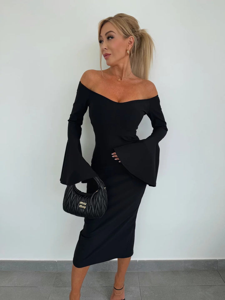 Damer Figursydda Omklädningsklänning med axelbar design och vida ärmar Mirla-Eva Jonsson