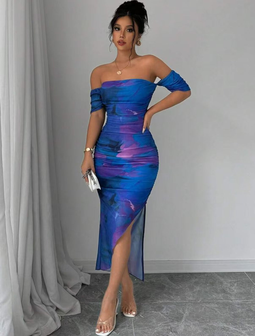 Damer Figursytt Midi-klänning med off-shoulder design och elegant slits Mirla-Eva Jonsson