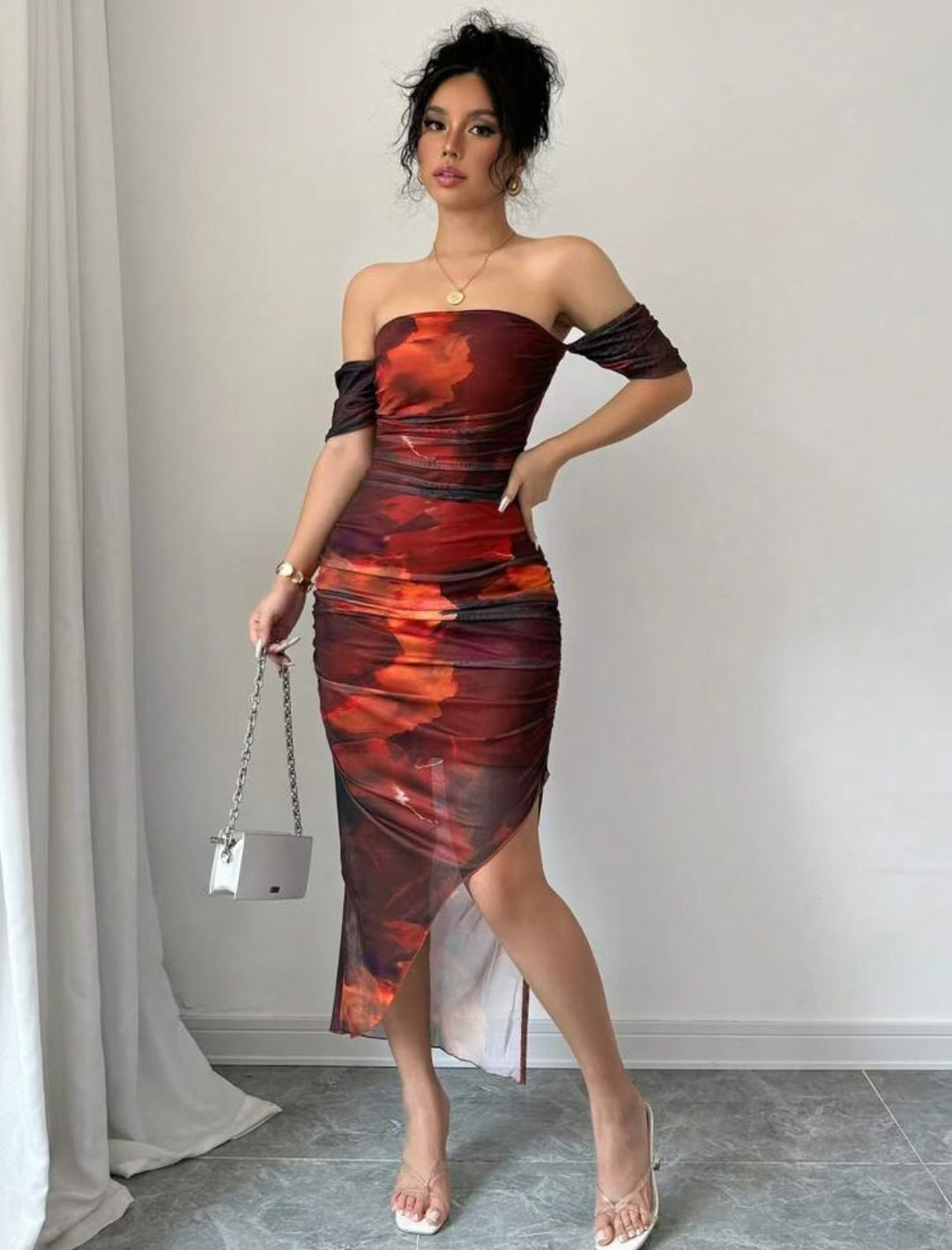 Damer Figursytt Midi-klänning med off-shoulder design och elegant slits Mirla-Eva Jonsson