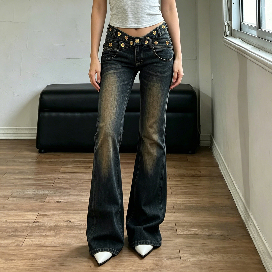 Damer Flared Jeans med unika knappp detaljer och raffinerade applikationer Mirla-Eva Jonsson