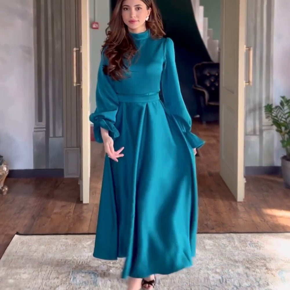 Damer Flödande Aftonklänning med eleganta Puffärmar och Hög Krage Mirla-Eva Jonsson