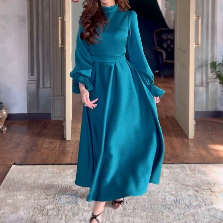 Damer Flödande Aftonklänning med eleganta Puffärmar och Hög Krage Mirla-Eva Jonsson