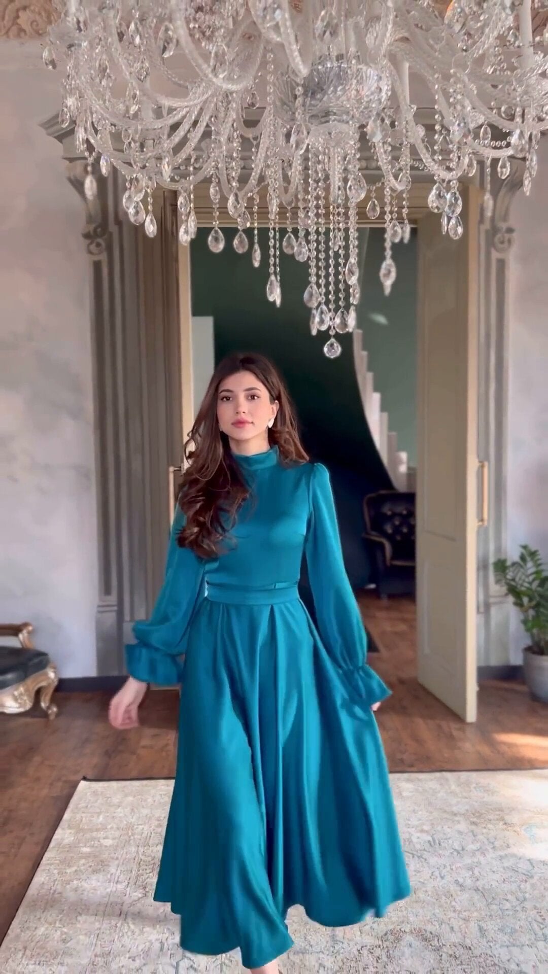 Damer Flödande Aftonklänning med eleganta Puffärmar och Hög Krage Mirla-Eva Jonsson