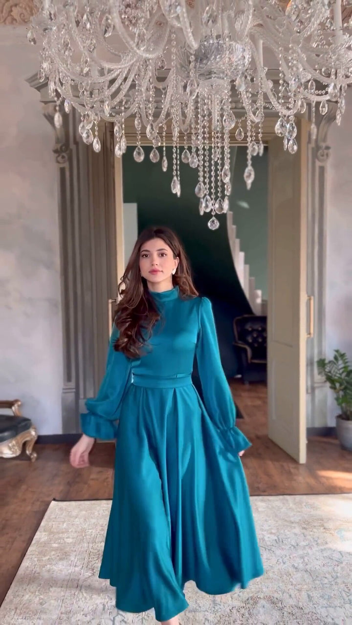 Damer Flödande Aftonklänning med eleganta Puffärmar och Hög Krage Mirla-Eva Jonsson