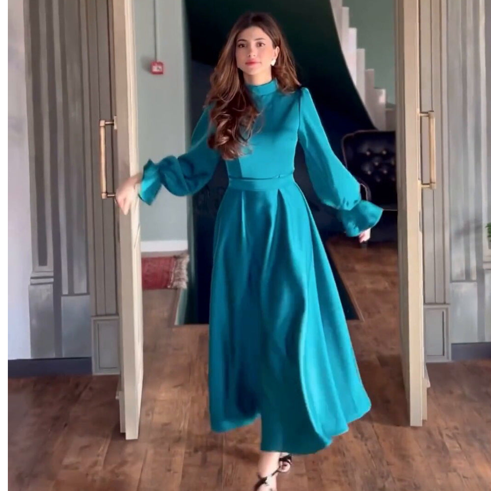 Damer Flödande Aftonklänning med eleganta Puffärmar och Hög Krage Mirla-Eva Jonsson