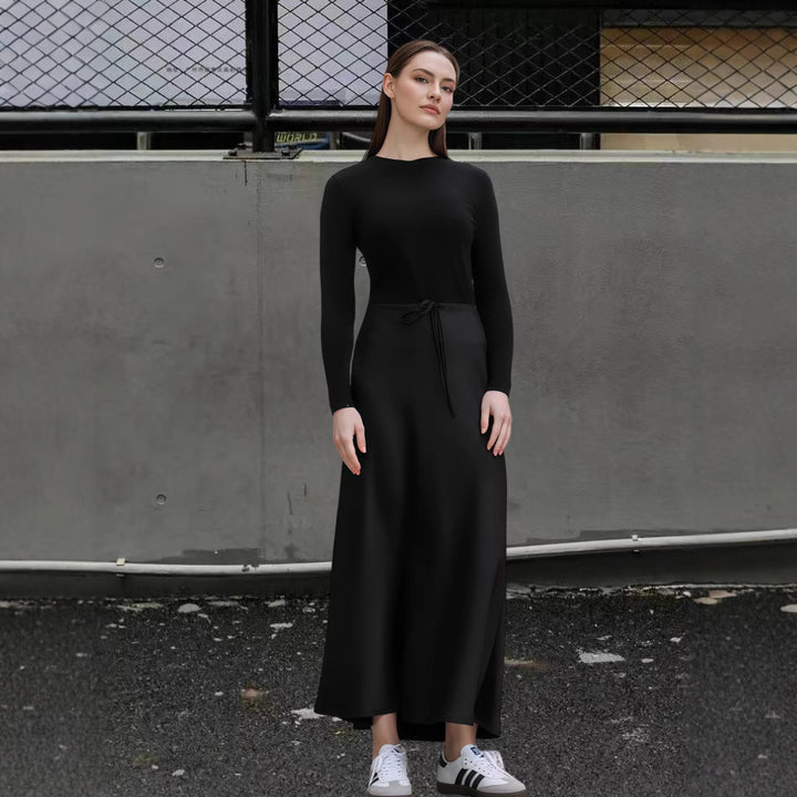 Damer Flödande Maxiklänning med eleganta långa ärmar och midjeanpassad band Mirla-Eva Jonsson