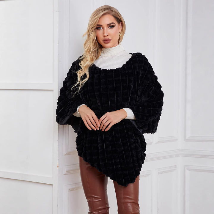 Damer Fluffig Konstpälsponcho med strukturerad design och mjukt foder Mirla-Eva Jonsson