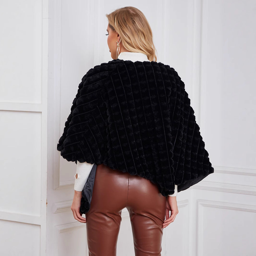 Damer Fluffig Konstpälsponcho med strukturerad design och mjukt foder Mirla-Eva Jonsson