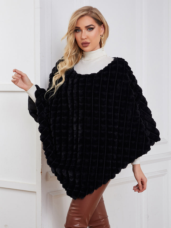Damer Fluffig Konstpälsponcho med strukturerad design och mjukt foder Mirla-Eva Jonsson