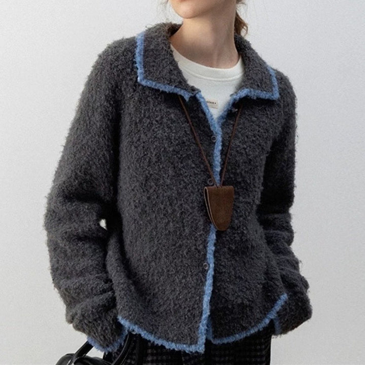 Damer Fluffig Stickad Cardigan med Kontrastdetaljer och Krage Mirla-Eva Jonsson