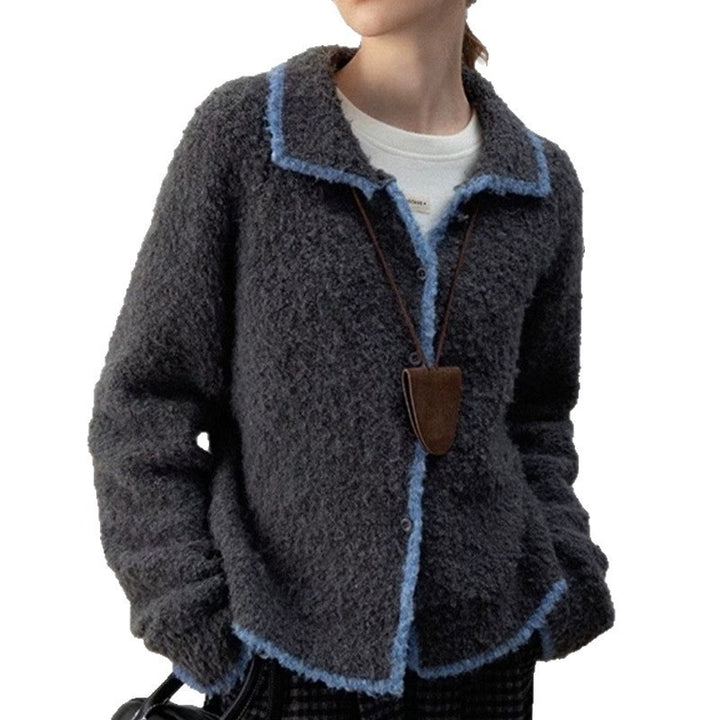 Damer Fluffig Stickad Cardigan med Kontrastdetaljer och Krage Mirla-Eva Jonsson