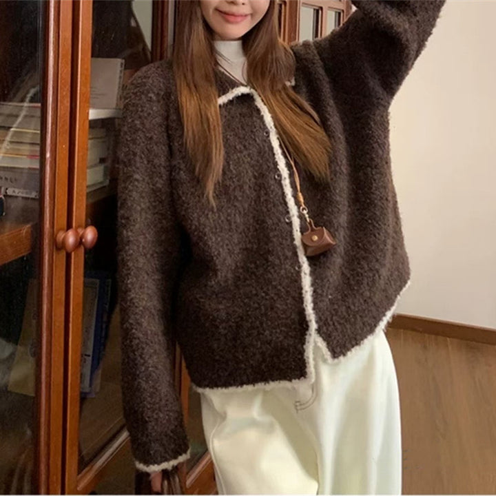 Damer Fluffig Stickad Cardigan med Kontrastdetaljer och Krage Mirla-Eva Jonsson
