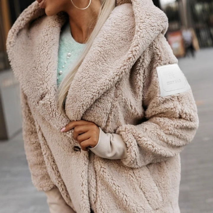 Damer Fluffig Teddyjacka med oversized krage och praktiska fickor Mirla-Eva Jonsson
