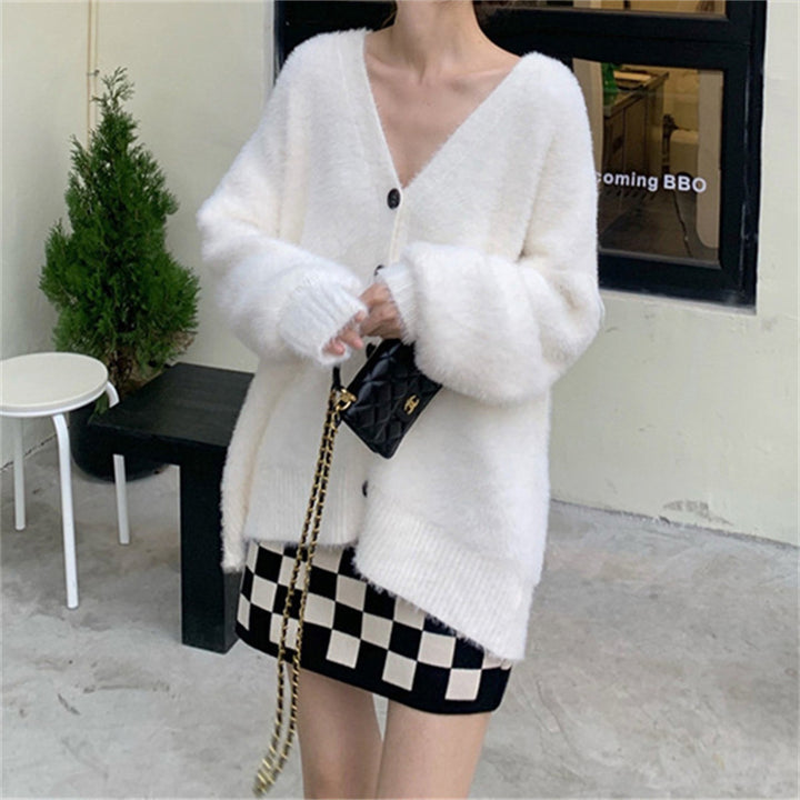 Damer Fluffy stickad cardigan med V-ringning och praktiska knappar Mirla-Eva Jonsson