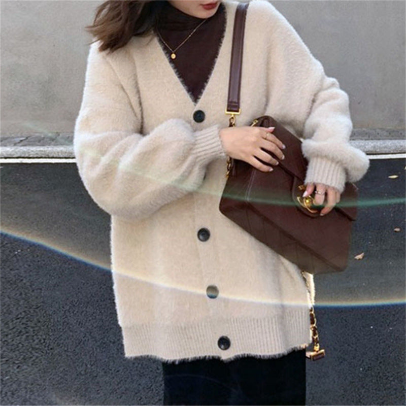 Damer Fluffy stickad cardigan med V-ringning och praktiska knappar Mirla-Eva Jonsson