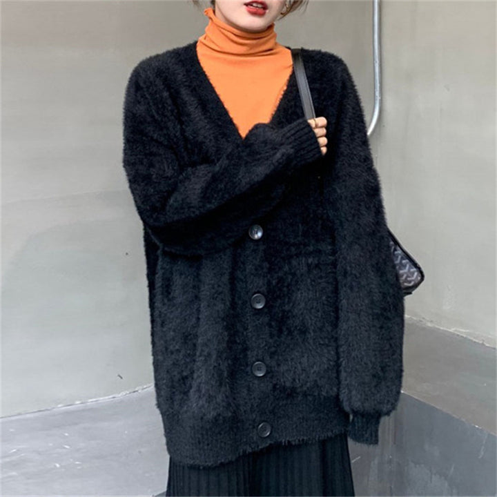 Damer Fluffy stickad cardigan med V-ringning och praktiska knappar Mirla-Eva Jonsson
