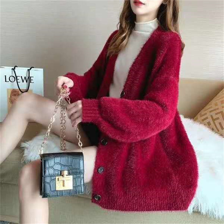 Damer Fluffy stickad cardigan med V-ringning och praktiska knappar Mirla-Eva Jonsson