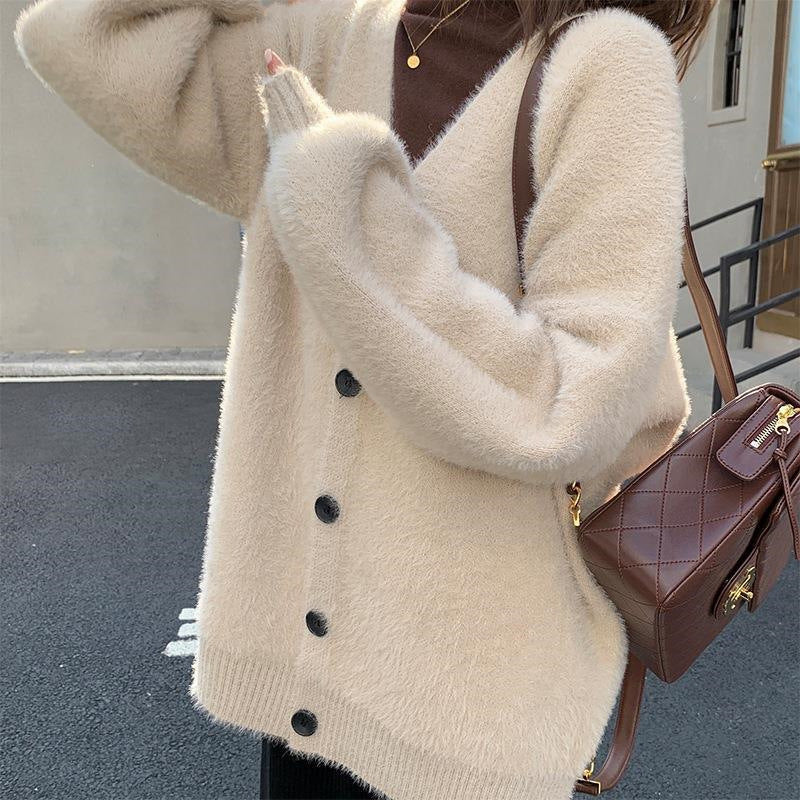 Damer Fluffy stickad cardigan med V-ringning och praktiska knappar Mirla-Eva Jonsson