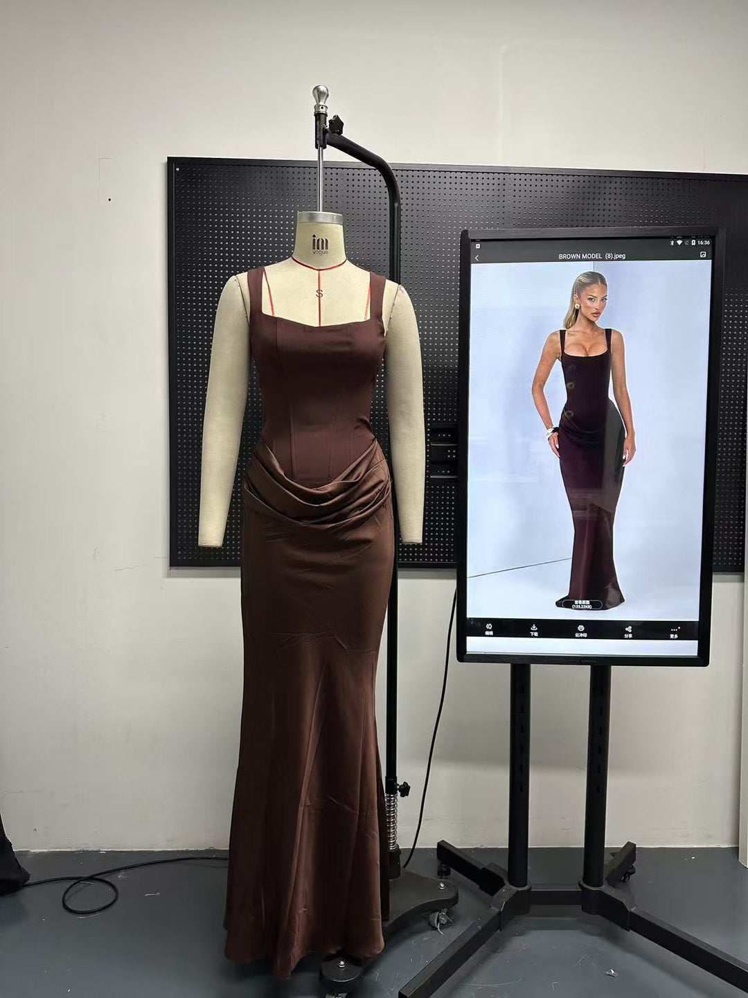 Damer Flytande Maxi-klänning med asymmetrisk skärning och raffinerad drapering Mirla-Eva Jonsson