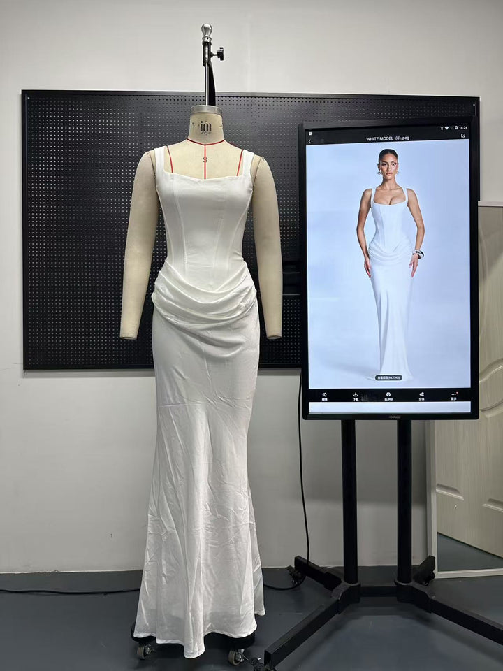 Damer Flytande Maxi-klänning med asymmetrisk skärning och raffinerad drapering Mirla-Eva Jonsson