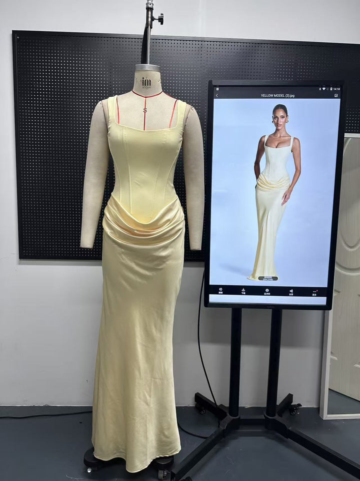 Damer Flytande Maxi-klänning med asymmetrisk skärning och raffinerad drapering Mirla-Eva Jonsson