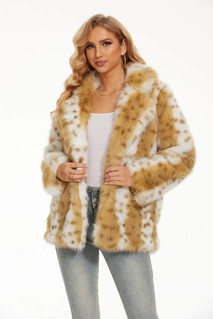 Damer Fuzzy konstpälsrock med lös passform och bred krage Mirla-Eva Jonsson