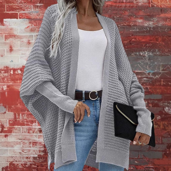Damer Grovstickad Cardigan i avslappnad design med bred passform och fin struktur Mirla-Eva Jonsson