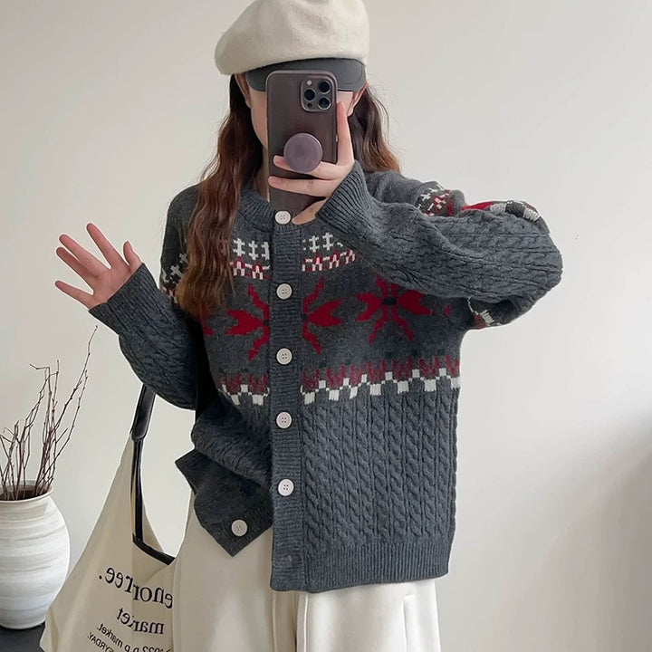 Damer Grovstickad Cardigan med Dekorativt Flätmönster och Knappdetaljer Mirla-Eva Jonsson