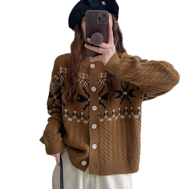 Damer Grovstickad Cardigan med Dekorativt Flätmönster och Knappdetaljer Mirla-Eva Jonsson