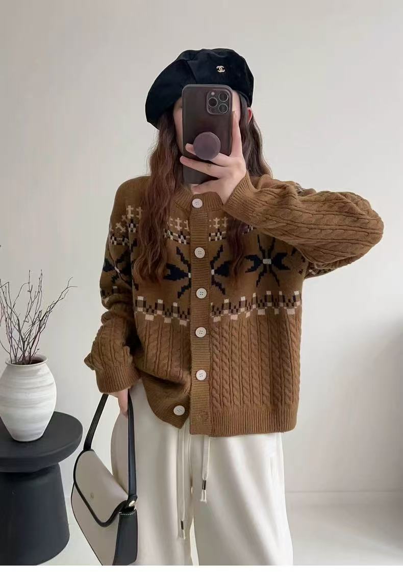 Damer Grovstickad Cardigan med Dekorativt Flätmönster och Knappdetaljer Mirla-Eva Jonsson