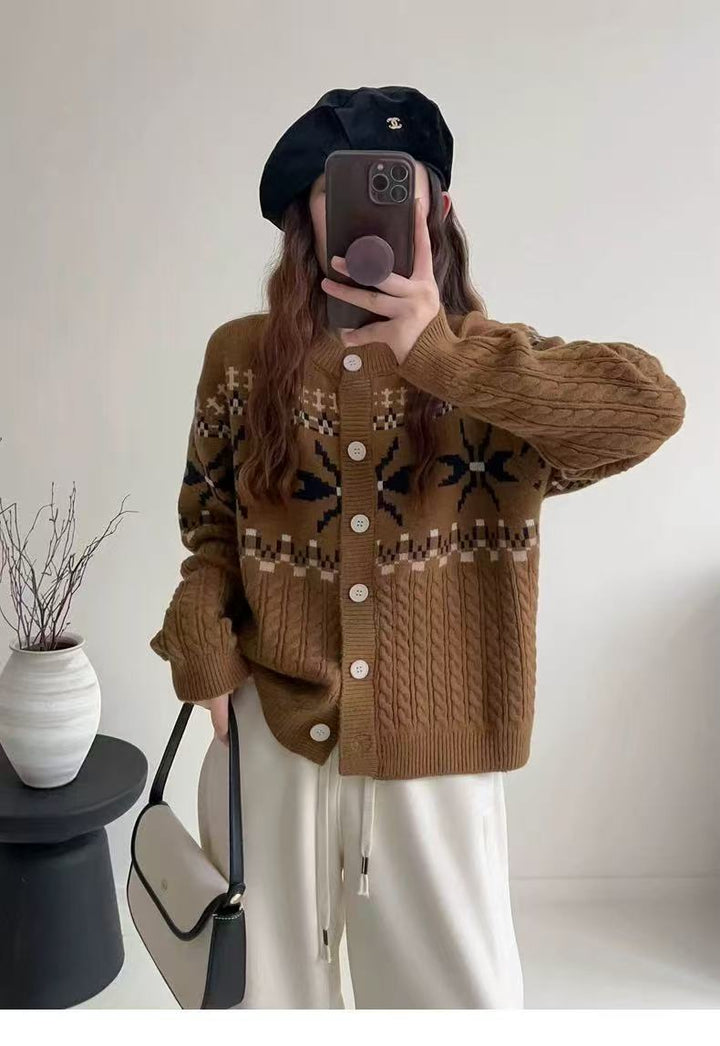 Damer Grovstickad Cardigan med Dekorativt Flätmönster och Knappdetaljer Mirla-Eva Jonsson