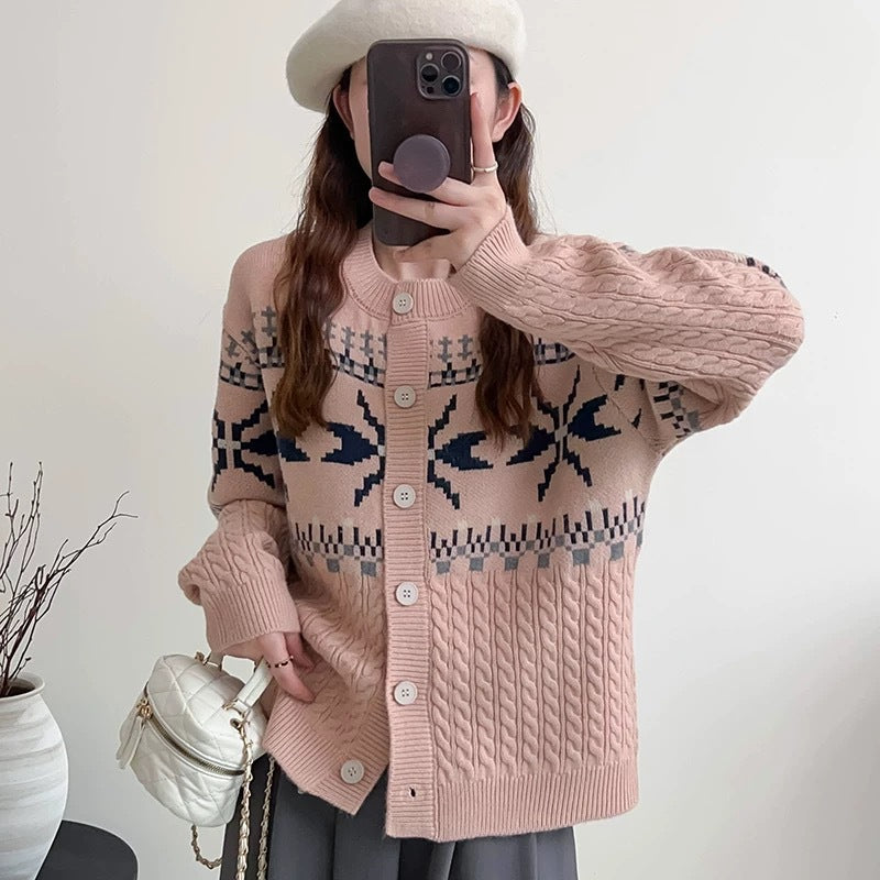 Damer Grovstickad Cardigan med Dekorativt Flätmönster och Knappdetaljer Mirla-Eva Jonsson
