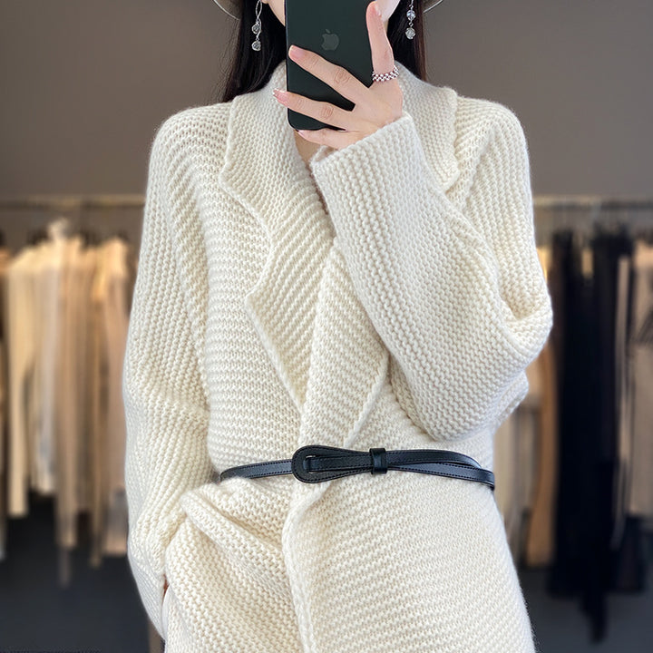 Damer Grovstickad Cardigan med Eleganta Slag och Midjebälte Mirla-Eva Jonsson