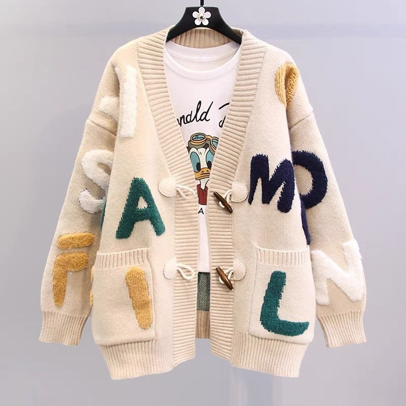 Damer Grovstickad Cardigan med Kreativa Applikationer och Stora Fickor Mirla-Eva Jonsson
