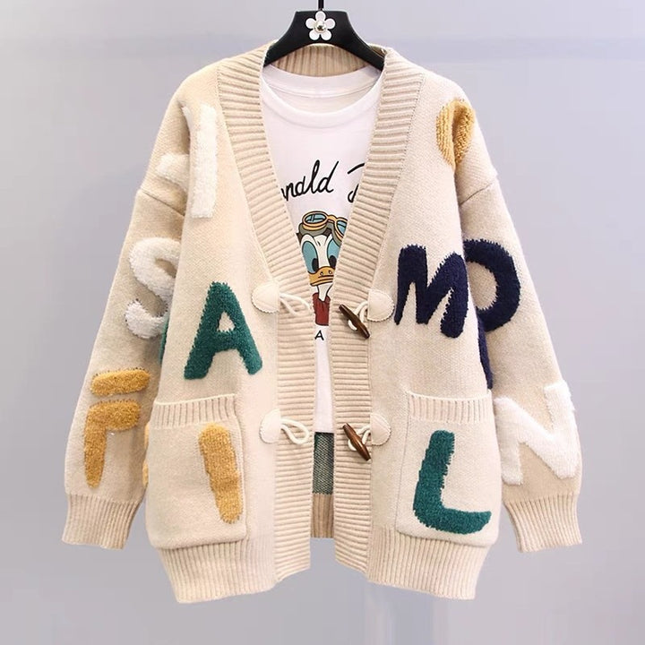 Damer Grovstickad Cardigan med Kreativa Applikationer och Stora Fickor Mirla-Eva Jonsson