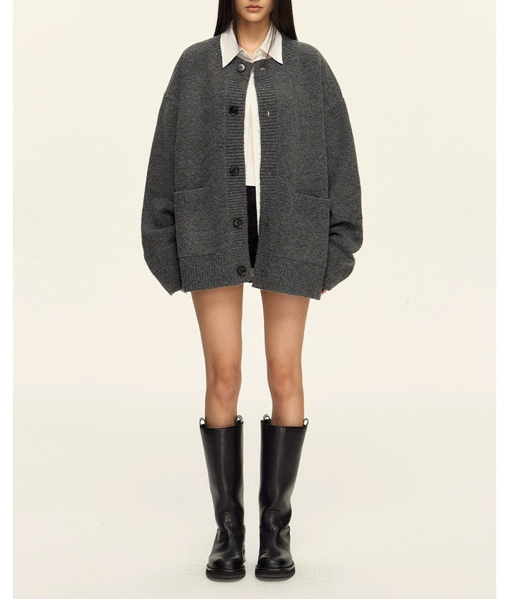 Damer Grovstickad Cardigan med oversize passform och stora knappdetaljer Mirla-Eva Jonsson