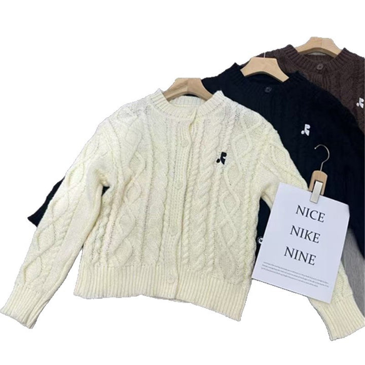 Damer Grovstickad Jacka med Elegant Flät Design och Unika Knapppdetaljer Mirla-Eva Jonsson