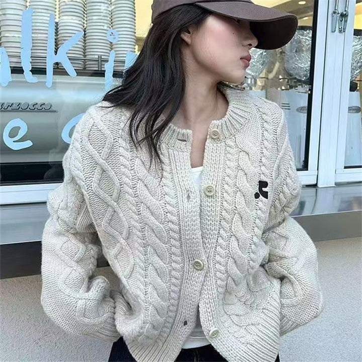 Damer Grovstickad Jacka med Elegant Flät Design och Unika Knapppdetaljer Mirla-Eva Jonsson