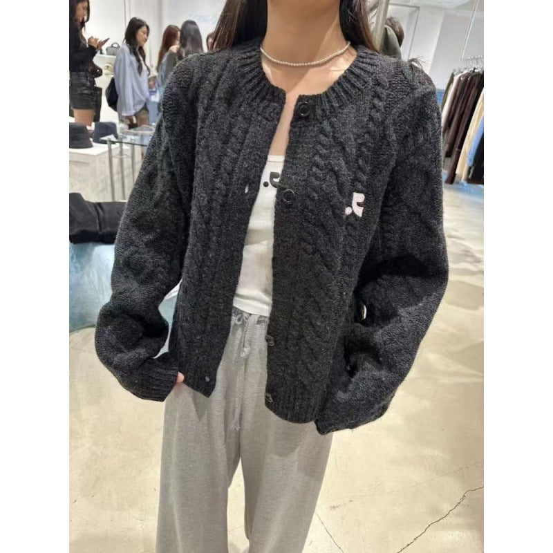 Damer Grovstickad Jacka med Elegant Flät Design och Unika Knapppdetaljer Mirla-Eva Jonsson