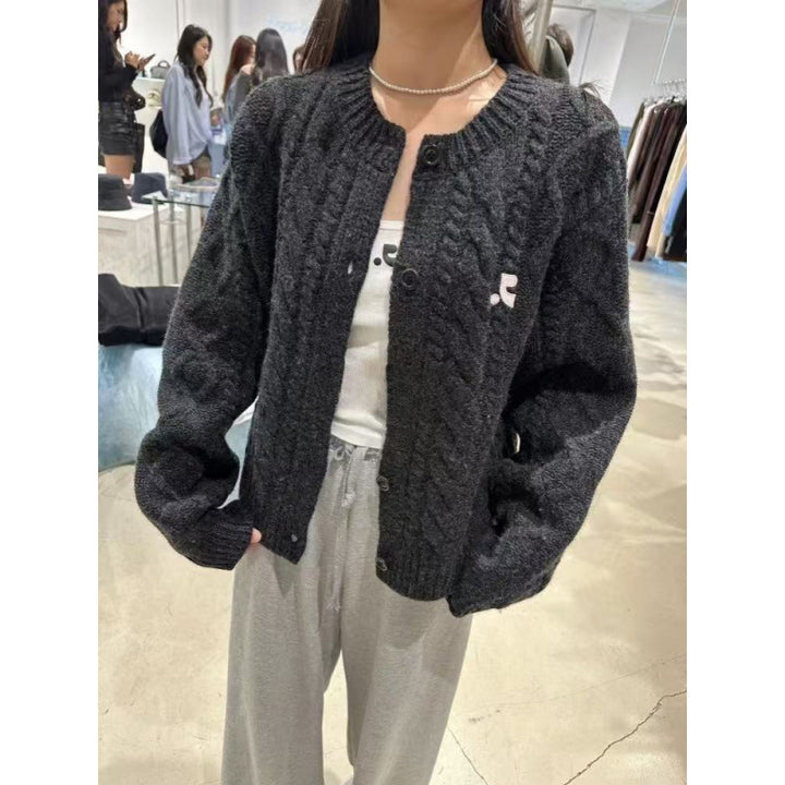 Damer Grovstickad Jacka med Elegant Flät Design och Unika Knapppdetaljer Mirla-Eva Jonsson